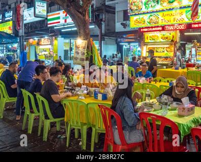 Jalan Alor de nuit populaire pour les nombreux restaurants en plein air bondés avec les touristes et les habitants Bukit Bintang Kuala Lumpur Malaisie. Banque D'Images