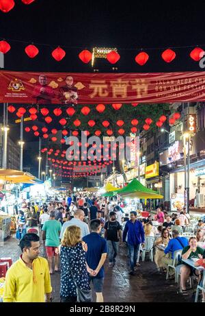 Jalan Alor de nuit populaire pour les nombreux restaurants en plein air bondés avec les touristes et les habitants Bukit Bintang Kuala Lumpur Malaisie. Banque D'Images