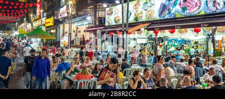 Jalan Alor de nuit populaire pour les nombreux restaurants en plein air bondés avec les touristes et les habitants Bukit Bintang Kuala Lumpur Malaisie. Banque D'Images