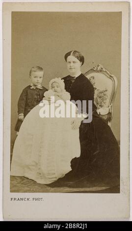 Portrait de la princesse Bonaparte (née Clothilde de Savoie) (1843-1911), (épouse du prince Napoléon) et du prince Victor et Louis Franck (François Gobinet de Villechole, dit). Portrait de la Princesse de Bonaparte (née Clothilde Savoie) (1843-1911), (femme du Prince Napoléon) et le Prince Victor et Louis. Carte de visite (recto). Rage sur papier alluminé. Après 1864.Paris, musée Carnavalet. Banque D'Images