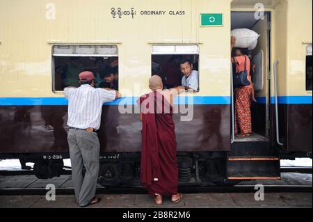 10.04.2014, Yangon, République de l'Union du Myanmar, Asie - un train avec passagers ferroviaires attend à la gare centrale. Banque D'Images