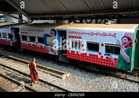 10.04.2014, Yangon, République de l'Union du Myanmar, Asie - un train local de la ligne Circle avec les passagers du rail attend à la gare centrale. Banque D'Images