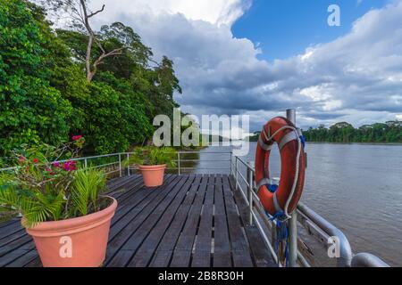 Vue sur la terrasse de la rivière Suriname Banque D'Images