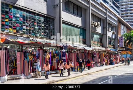 Magasins de tissus et de textiles sur Jalan Bunus 6 City Centre Kuala Lumpur Malaisie. Banque D'Images