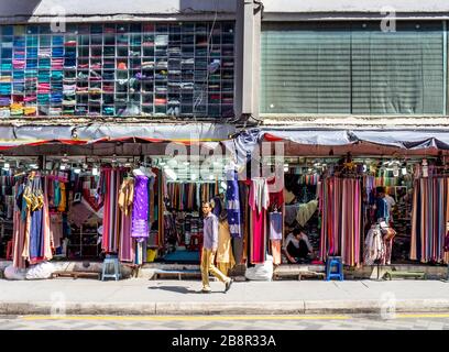 Magasins de tissus et de textiles sur Jalan Bunus 6 City Centre Kuala Lumpur Malaisie. Banque D'Images