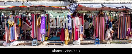 Magasins de tissus et de textiles sur Jalan Bunus 6 City Centre Kuala Lumpur Malaisie. Banque D'Images