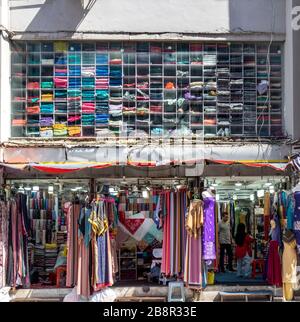 Magasins de tissus et de textiles sur Jalan Bunus 6 City Centre Kuala Lumpur Malaisie. Banque D'Images