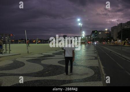 Rio de Janeiro, Rio de Janeiro, Brésil. 22 mars 2020. (INT).Plage de Copacabana interdiqué au milieu de COVID-19. 22 mars 2020, Rio de Janeiro, Brésil:Plage de Copacabana et autres à Rio de Janeiro, vide et avec l'interdiction de la plage, à cause du covid 19.Credit:Fausto Maia/Thenews2 crédit: Fausto Maia/TheNEW2/ZUMA Wire/Alay Live News Banque D'Images