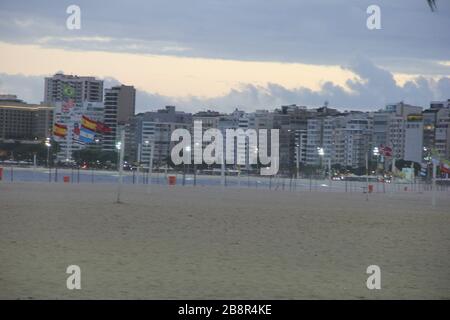 Rio de Janeiro, Rio de Janeiro, Brésil. 22 mars 2020. (INT).Plage de Copacabana interdiqué au milieu de COVID-19. 22 mars 2020, Rio de Janeiro, Brésil:Plage de Copacabana et autres à Rio de Janeiro, vide et avec l'interdiction de la plage, à cause du covid 19.Credit:Fausto Maia/Thenews2 crédit: Fausto Maia/TheNEW2/ZUMA Wire/Alay Live News Banque D'Images