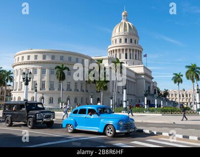 Voiture Plymouth classique et Land Rover devant le Capitolio cubain. La Havane, Cuba est une destination touristique populaire des Caraïbes. Banque D'Images