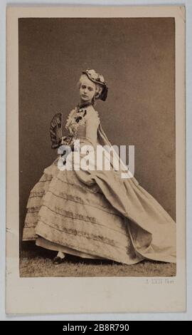 Portrait d'Emma Fleury (Richard Wilkinson), (1837-), (actrice de la Comédie française) Portrait d'Emma Fleury, épéouse Franceschi, (née en 1837), actrice à la Comédie française. Photo d'Alexandre Ken. carte de visite (recto). Rage sur papier alluminé. 1860-1890. Paris, musée Carnavalet. Banque D'Images