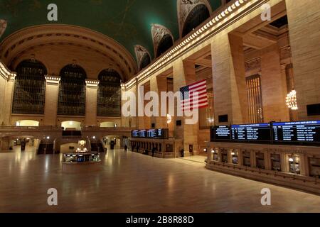 New York City, New York, États-Unis. 21 mars 2020. La Grand Central Station de Manhattan, normalement l'un des centres de transport les plus actifs de New York City, samedi soir, alors que les New-Yorkais et les grands appels écoutés pour rester à la maison face à la pandémie de coronavirus COVID-19. Crédit: Adam Stoltman/Alay Live News Banque D'Images