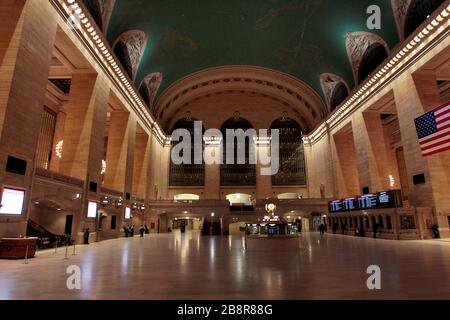 New York City, New York, États-Unis. 21 mars 2020. La Grand Central Station de Manhattan, normalement l'un des centres de transport les plus actifs de New York City, samedi soir, alors que les New-Yorkais et les grands appels écoutés pour rester à la maison face à la pandémie de coronavirus COVID-19. Crédit: Adam Stoltman/Alay Live News Banque D'Images