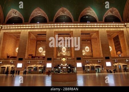 New York City, New York, États-Unis. 21 mars 2020. La Grand Central Station de Manhattan, normalement l'un des centres de transport les plus actifs de New York City, samedi soir, alors que les New-Yorkais et les grands appels écoutés pour rester à la maison face à la pandémie de coronavirus COVID-19. Crédit: Adam Stoltman/Alay Live News Banque D'Images