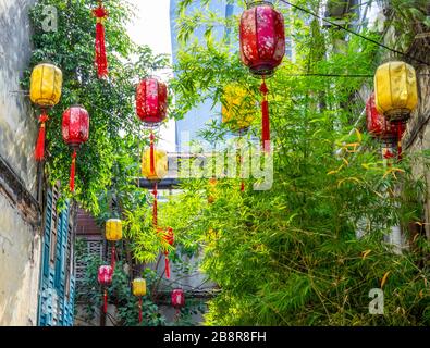 Kwai Chai Hong restauration de la voie négligée Lorong Panggung lanternes chinoises et entrée du jardin Chinatown City Centre Kuala Lumpur Maylasia. Banque D'Images