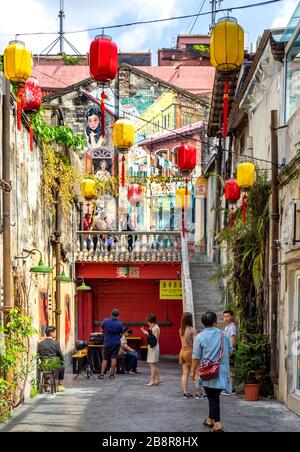 Touristes visitant la véranda de Kwai Chai Hong Loreway Lorong Panggung lanternes chinoises murale et art de rue Chinatown City Centre Kuala Lumpur Maylasia. Banque D'Images