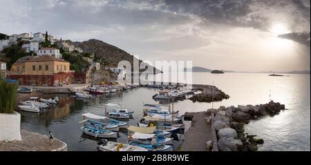 Des bateaux de pêche de la mer Égée amarrés dans le port de Kamini, Grèce, sur l'île grecque d'Hydra, Grèce Banque D'Images