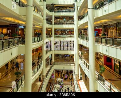 Atrium verdoyant dans le centre commercial Suria KLCC à plusieurs niveaux, au pied des tours jumelles Petronas Kuala Lumpur en Malaisie. Banque D'Images