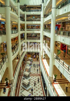 Atrium verdoyant dans le centre commercial Suria KLCC à plusieurs niveaux, au pied des tours jumelles Petronas Kuala Lumpur en Malaisie. Banque D'Images