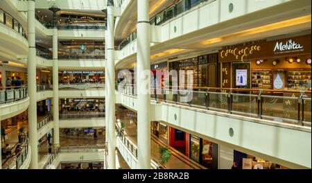 Atrium verdoyant dans le centre commercial Suria KLCC à plusieurs niveaux, au pied des tours jumelles Petronas Kuala Lumpur en Malaisie. Banque D'Images