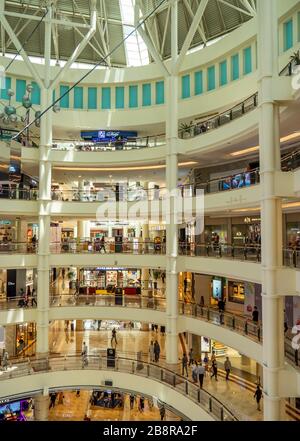 Atrium verdoyant dans le centre commercial Suria KLCC à plusieurs niveaux, au pied des tours jumelles Petronas Kuala Lumpur en Malaisie. Banque D'Images