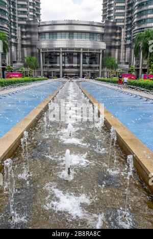 Étang et fontaines sur la piste des tours Petronas Kuala Lumpur Malaisie. Banque D'Images