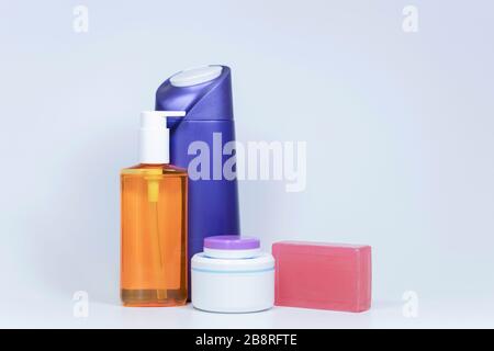 Fermeture des bouteilles de shampooing. Fond blanc. Une photo a été prise en studio. Banque D'Images