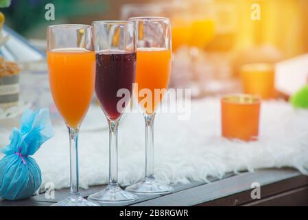 Verres de vins et jus d'orange sur la table pour le parti. Banque D'Images