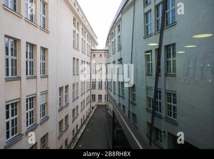 Leipzig, Allemagne. 14 février 2020. L'ancien bâtiment de la Bibliothèque nationale allemande de Leipzig se reflète dans un nouveau bâtiment, le German Music Archive. La Bibliothèque nationale allemande, avec des bureaux à Leipzig et Francfort-sur-le-Main, rassemble tout ce qui est publié en allemand depuis 1913. Le stock de 36 millions de médias compte actuellement 387 kilomètres de rayon. L'une des tâches les plus importantes actuellement est la voie vers l'ère numérique. (À dpa 'collecte des médias en temps de numérisation') crédit: Jan Woitas/dpa-Zentralbild/dpa/Alay Live News Banque D'Images