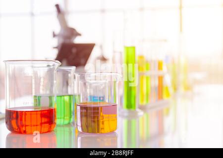 Flacons de réactifs chimiques dans des flacons d'expériences scientifiques de différentes formes et tailles Banque D'Images