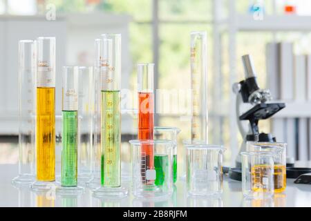 Flacons de réactifs chimiques dans des flacons d'expériences scientifiques de différentes formes et tailles Banque D'Images