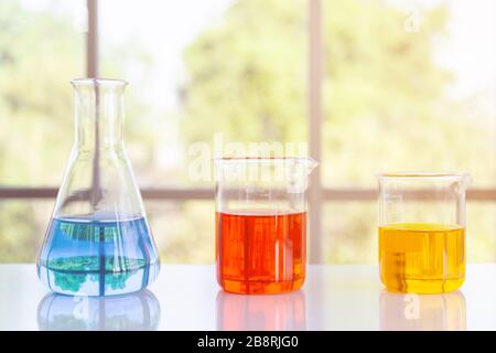 Flacons de réactifs chimiques dans des flacons d'expériences scientifiques de différentes formes et tailles Banque D'Images