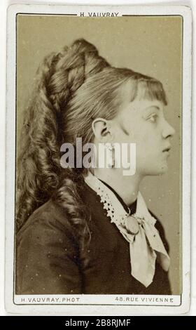 Portrait de Mocris, actrice Folies Bergère Portrait de Mocris, actrice au Théâtre des Folies-Bergère. Carte de visite (recto). Rage sur papier alluminé. 1860-1890. Photo d'Hippolyte Vouvray (actif entre 1853 et 1887). Paris, musée Carnavalet. Banque D'Images