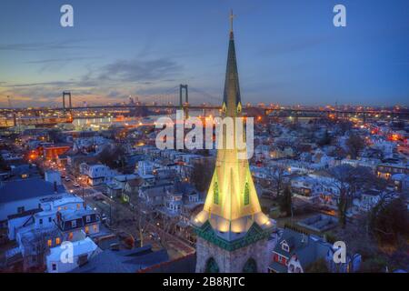 Vue aérienne de l'église Steeple dans la communauté de Riverfront Banque D'Images