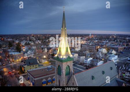 Vue aérienne de l'église Steeple dans la communauté de Riverfront Banque D'Images