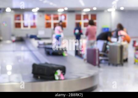 flou des bagages avec tapis roulant à l'aéroport. Banque D'Images