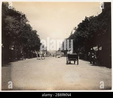 Boulevard / un chariot ouvert à droite un chariot à gauche. Chariot et wagon Boulevard Montmartre, 2ème et 9ème arrondissements, Paris 'Fiacre et charette, boulevard de Montmartre, Paris (II-IXème arr.)'. Photo d'Hippolyte Blancard (1843-1924), vers 1890. Paris, musée Carnavalet. Banque D'Images