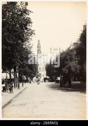 Avenue Victoria - Hôtel de ville en arrière-plan. / (hauteur). Avenue Victoria en direction de l'Hôtel de Ville, 4ème arrondissement, Paris 'Avenue Victoria en direction de l'Hôtel de Ville, Paris (IVème arr.)'. Photo d'Hippolyte Blancard (1843-1924), vers 1890. Paris, musée Carnavalet. Banque D'Images