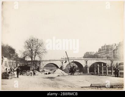 Le Pont Marie / une grue au milieu du premier plan. Chantier naval au pied du pont Marie, 4ème arrondissement, Paris 'Chantier au pied du Pont Marie, Paris (IVème arr.)'. Photo d'Hippolyte Blancard (1843-1924), vers 1890. Paris, musée Carnavalet. Banque D'Images