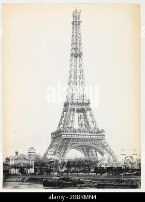 Vue sur la Tour Eiffel en construction lors de l'exposition universelle 1889, 7ème arrondissement, Paris 'vue de la Tour Eiffel en construction hors de l'exposition universelle de 1889, Paris (VIIIème arr.)'. Photo d'Hippolyte Blancard (1843-1924), vers 1890. Paris, musée Carnavalet. Banque D'Images