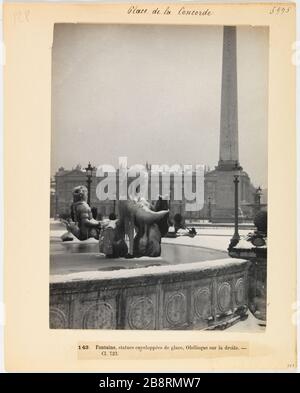 Place Concorde / 143. Fontaine, statues enveloppées d'obélisque de glace sur la droite. - cl. 723. Vue sur la fontaine des fleuves et la fontaine des mers dans la neige avec l'obélisque au loin, place de la Concorde, 8ème arrondissement, Paris 'vue de la fontaine des fleuri ou de la fontaine des Mers sous la neige avec l'Obélisque au longe, Place de la Concorde, Paris (VIIIIarr.)'. Photo d'Hippolyte Blancard (1843-1924), vers 1890. Paris, musée Carnavalet. Banque D'Images