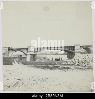 Position prussienne au pont St Cloud / marin arche. Position prussienne au pont de Saint-Cloud, marin arche. La commune de Paris. Poste prussien au pont de Saint-Cloud, arche marinière. Hauts-de-Seine. Photo d'Hippolyte Blancard (1843-1924). Rage au plateau (recto). 1870-1871. Paris, musée Carnavalet. Banque D'Images