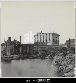 Quais de la Villette / brûlés. / Pavillon dans lequel étaient / bureaux. Les quais du pavillon Villette feu où étaient les bureaux, 19ème arrondissement, Paris. La commune de Paris. Les docks de la Villette incendiés, pavillon dans lequel se trouvaient les bureaux. Paris (XIXème arr.). Photo d'Hippolyte Blancard (1843-1924). Rage au plateau (recto). 1870-1871. Paris, musée Carnavalet. Banque D'Images