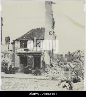 Café Elcombe, parade, maison unique / respectée. / St Cloud. Le café sur la place Elcombe armes, une maison a rencontré, St Cloud. La commune de Paris. Le café d'Elcombe sur la place d'armes, séule maison respectée. Saint-Cloud (hauts-de-Seine). Photo d'Hippolyte Blancard (1843-1924). Rage au plateau (recto). 1870-1871. Paris, musée Carnavalet. Banque D'Images