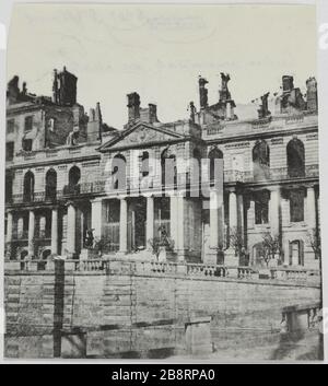 St Cloud / entrée principale du château. Entrée principale du château de Saint-Cloud. La commune de Paris. Entrée principale du château de Saint-Cloud (hauts-de-Seine). Photo d'Hippolyte Blancard (1843-1924). Rage au plateau (recto). 1870-1871. Paris, musée Carnavalet. Banque D'Images