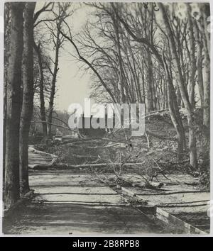 St Cloud / Barricade Trunking, parc / château. Barricade, Parc du Château de Saint-Cloud. La commune de Paris. Barricade des goulottes, parc du château de Saint-Cloud (hauts-de-Seine). Photo d'Hippolyte Blancard (1843-1924). Rage au plateau (recto). 1870-1871. Paris, musée Carnavalet. Banque D'Images