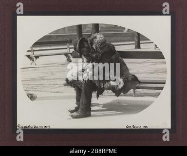 Tramp endormi sur un banc. Clochard endormi sur un banc. Photo de Louis Vert (1865-1924). Gélatino-bromure sur papier brillant ovale. 1900-1906. Paris, musée Carnavalet. Banque D'Images