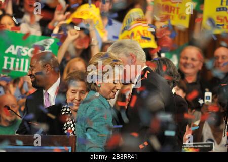 La sénatrice Hillary Clinton est embrassé par l'ancien président américain Bill Clinton lors d'un rallye nocturne primaire à Philadelphie, PA en 2008. Banque D'Images