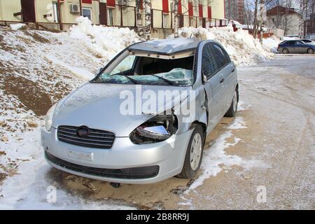 Une voiture en argent cassée après un accident sur la route. Concept de sécurité des transports. Banque D'Images