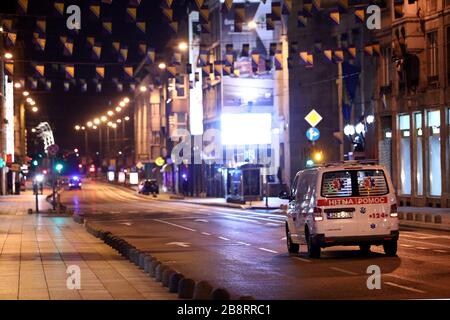 Sarajevo. 22 mars 2020. La photo prise le 22 mars 2020 montre une ambulance qui fonctionne dans une rue à Sarajevo, en Bosnie-Herzégovine (Bosnie-Herzégovine). Le nombre total de cas de COVID-19 en Bosnie-Herzégovine (Bosnie-Herzégovine) est passé de 94 à 125 dimanche, après que 31 nouveaux cas ont été signalés en Republika Srpska (RS), l'une des deux entités de la Bosnie-Herzégovine. Crédit: Nedim Grabovica/Xinhua/Alay Live News Banque D'Images